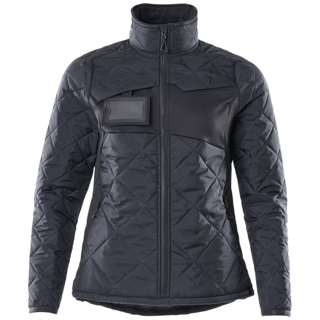 Schwarze gesteppte Jacke mit Reißverschluss vorne, hohem Kragen und Brusttasche auf weißem Hintergrund.