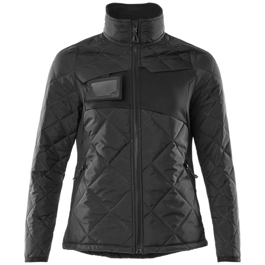 Schwarze gesteppte Jacke mit Reißverschluss, hohem Kragen und Brusttasche, Vorderansicht auf neutralem Hintergrund gezeigt.