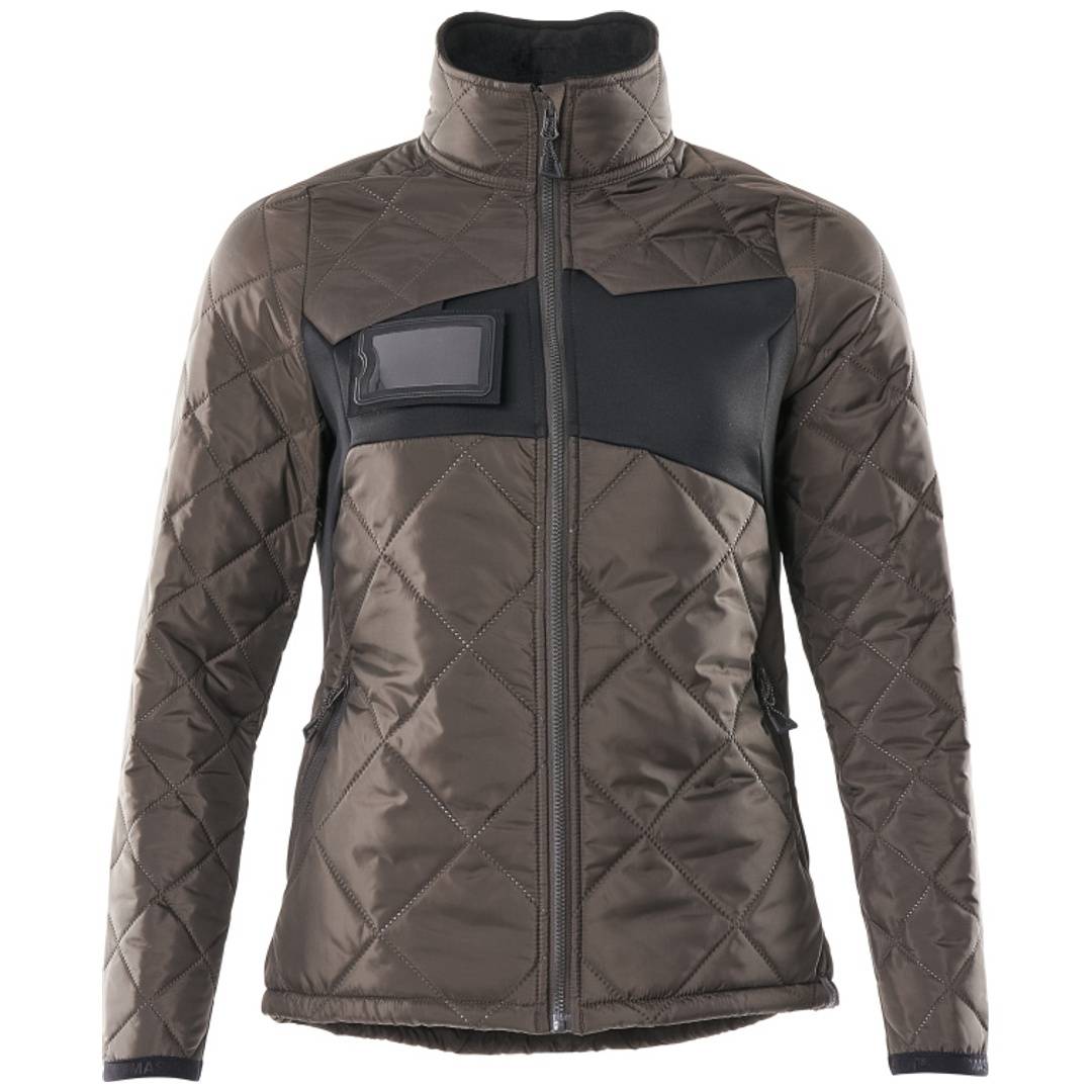 Braune gesteppte Jacke mit Reißverschluss und schwarzen Brustpaneelen sowie hohem Kragen, Vorderansicht auf weißem Hintergrund gezeigt.