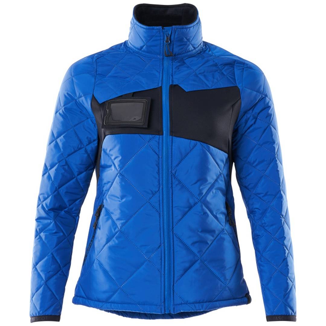 Blaue gesteppte Jacke mit Reißverschluss, schwarzen Brustpaneelen und hohem Kragen, Vorderansicht auf weißem Hintergrund.