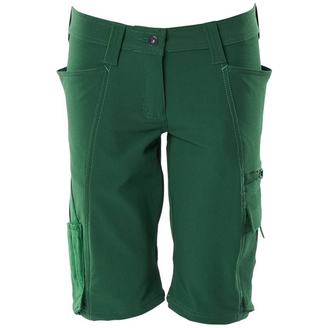 Grüne knielange Cargoshorts mit mehreren Seitentaschen und Knopfverschluss vorne auf weißem Hintergrund.