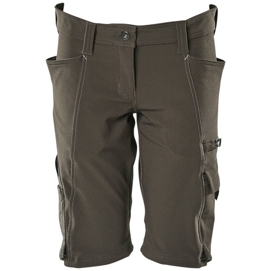 Paar braune knielange Cargo-Shorts mit Schlaufen und Seitentaschen auf weißem Hintergrund.