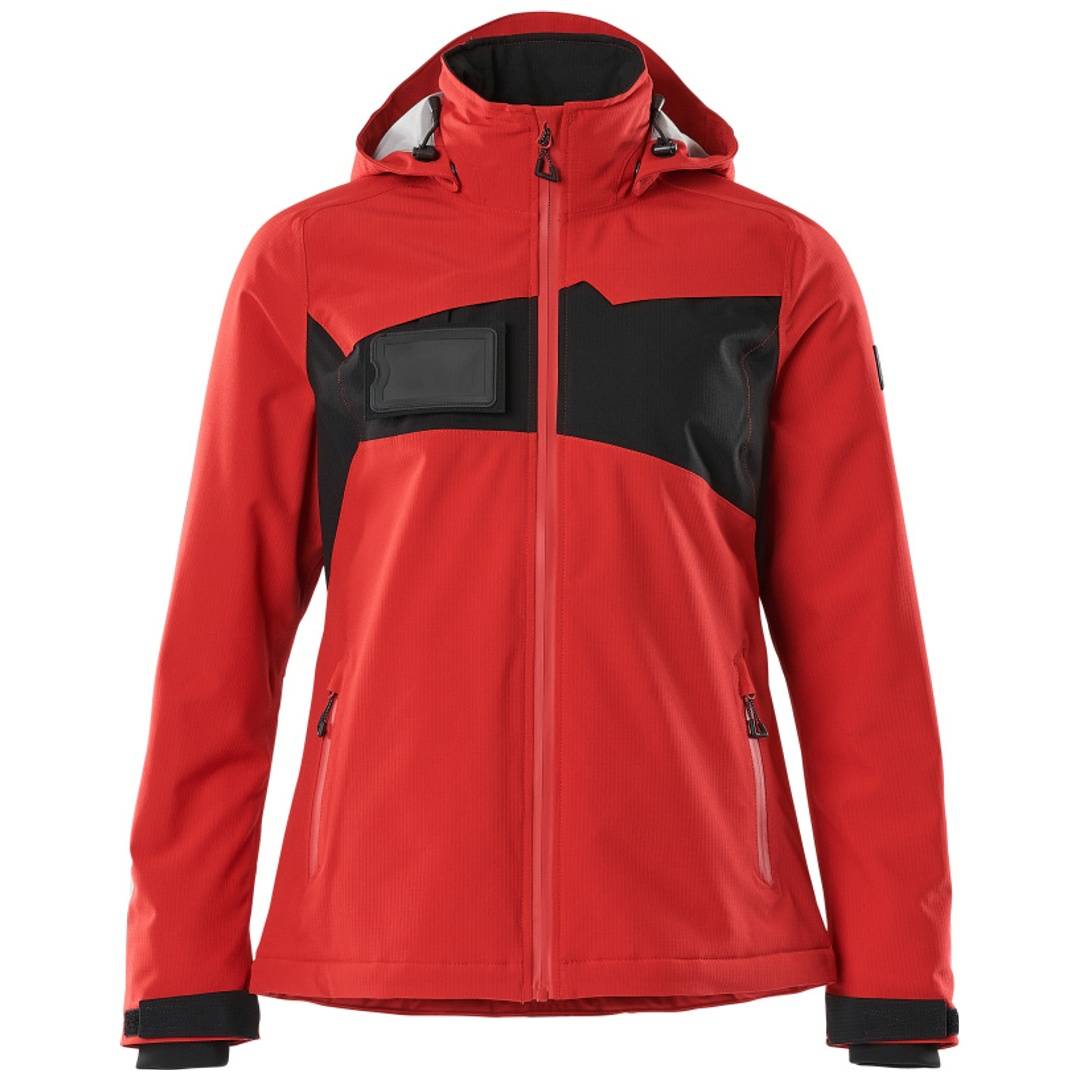 Rote Reißverschlussjacke mit Kapuze und schwarzem Brustpanel, Reißverschlusstaschen und eine Brusttasche, Vorderansicht auf einfachem Hintergrund.