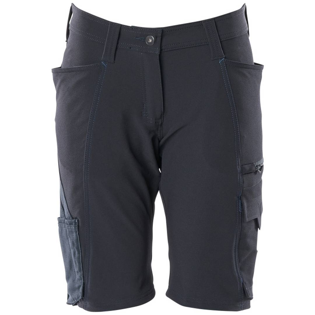 Schwarze kniehohe Cargo-Shorts mit Seitentaschen, Vorderansicht auf weißem Hintergrund.