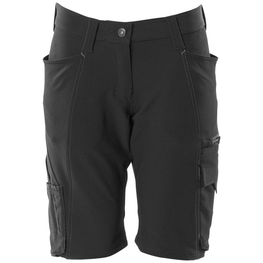 Schwarze Cargo-Shorts mit mehreren Taschen und Knopfleiste in der Taille, auf weißem Hintergrund dargestellt.