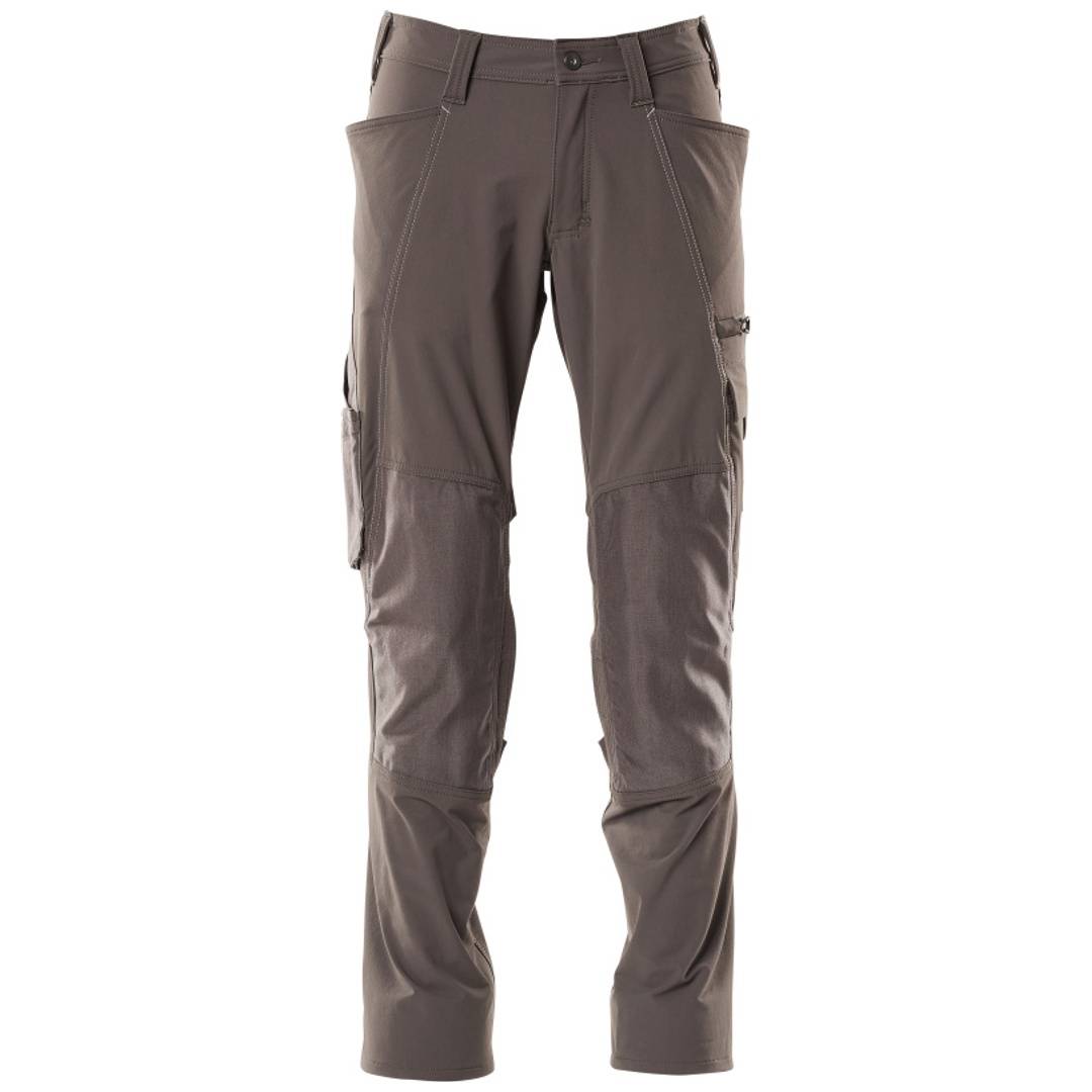 Braune Outdoor-Cargohose mit mehreren Taschen und sich verjüngendem Beinschnitt, Vorderansicht auf weißem Hintergrund.
