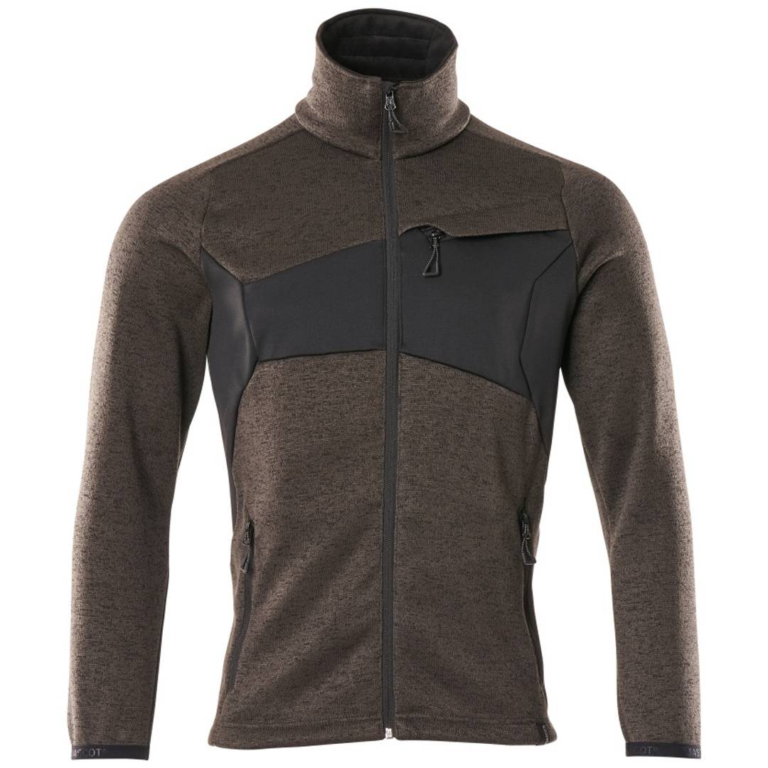 Braunes Fleece-Reißverschlussjacke mit schwarzem Kontrastbrustpanel, Vorderansicht auf weißem Hintergrund.