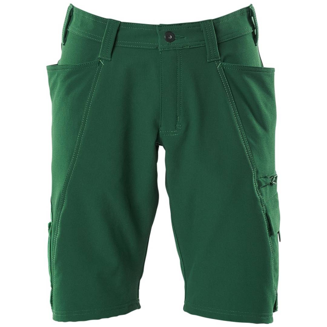 Grüne knielange Cargo-Shorts mit mehreren Taschen und Gürtelschlaufen auf einem schlichten weißen Hintergrund.