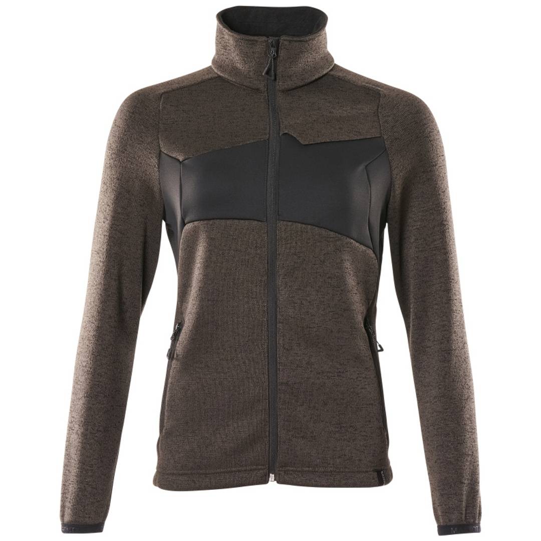 Braune Fleece-Jacke mit Reißverschluss und schwarzen Brust- und Schulterpanels, Vorderansicht auf weißem Hintergrund.