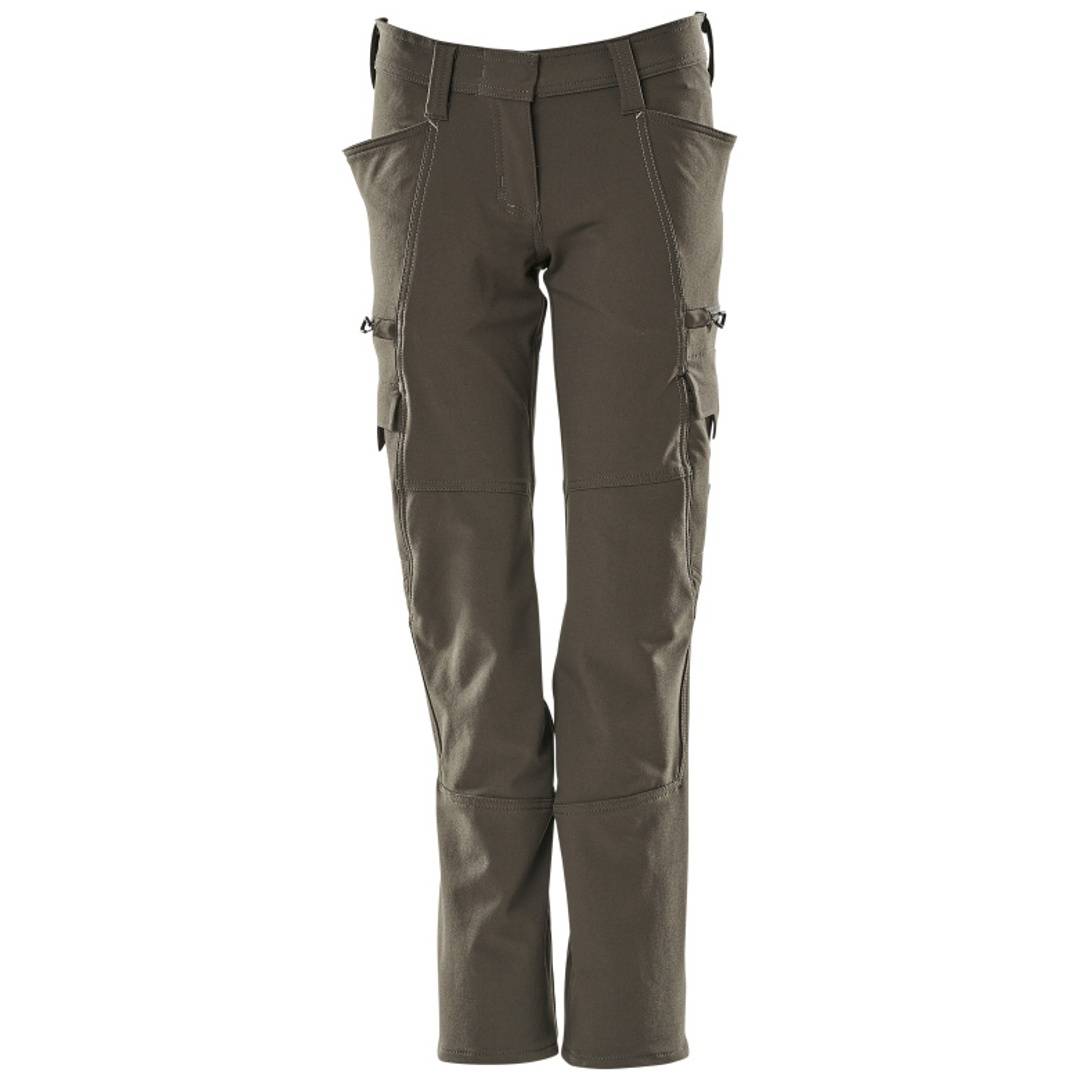 Olivfarbene Cargohose, Vorderansicht auf weißem Hintergrund, mit mehreren Seitentaschen und einer schmalen, zulaufenden Passform.