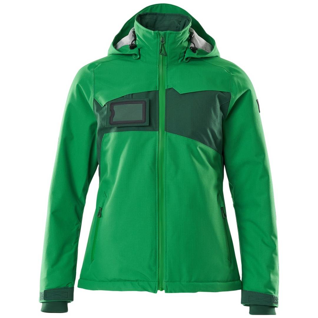 Grüne Kapuzenjacke mit Reißverschluss, dunklen Brusttafeln und einem kleinen rechteckigen Patch auf der linken Brust, Vorderansicht vor neutralem Hintergrund gezeigt.