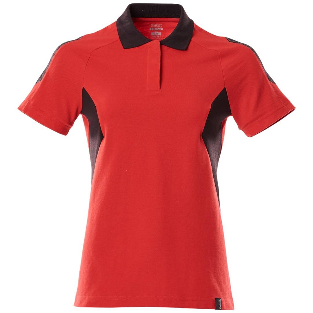 Rotes Poloshirt mit kurzen Ärmeln, schwarzem Kragen und schwarzen Seiteneinsätzen, von vorne gezeigt auf weißem Hintergrund.