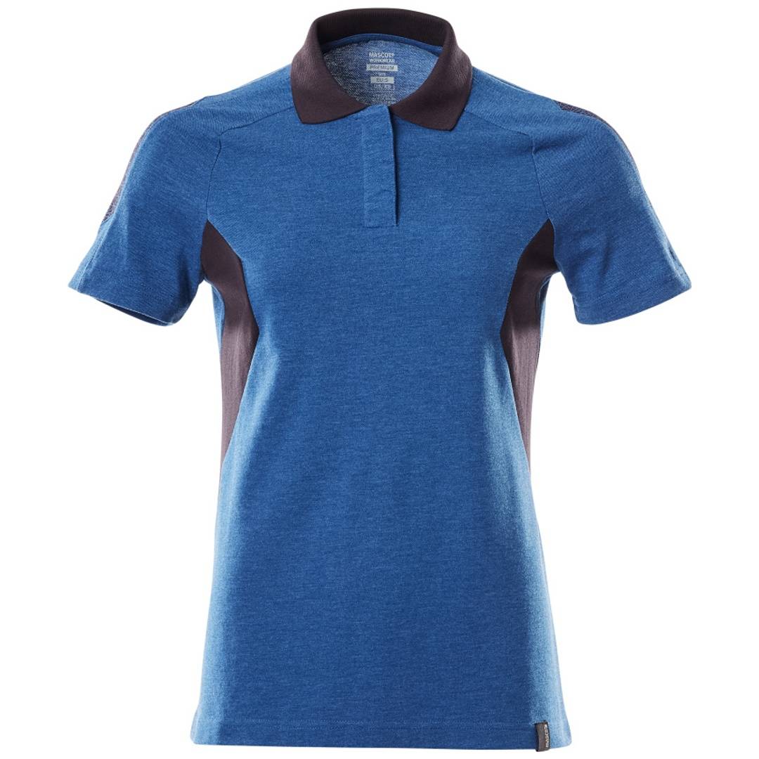 Blaues Poloshirt mit kurzen Ärmeln, dunklem Kragen und Seiteneinsätzen, Vorderansicht auf weißem Hintergrund.