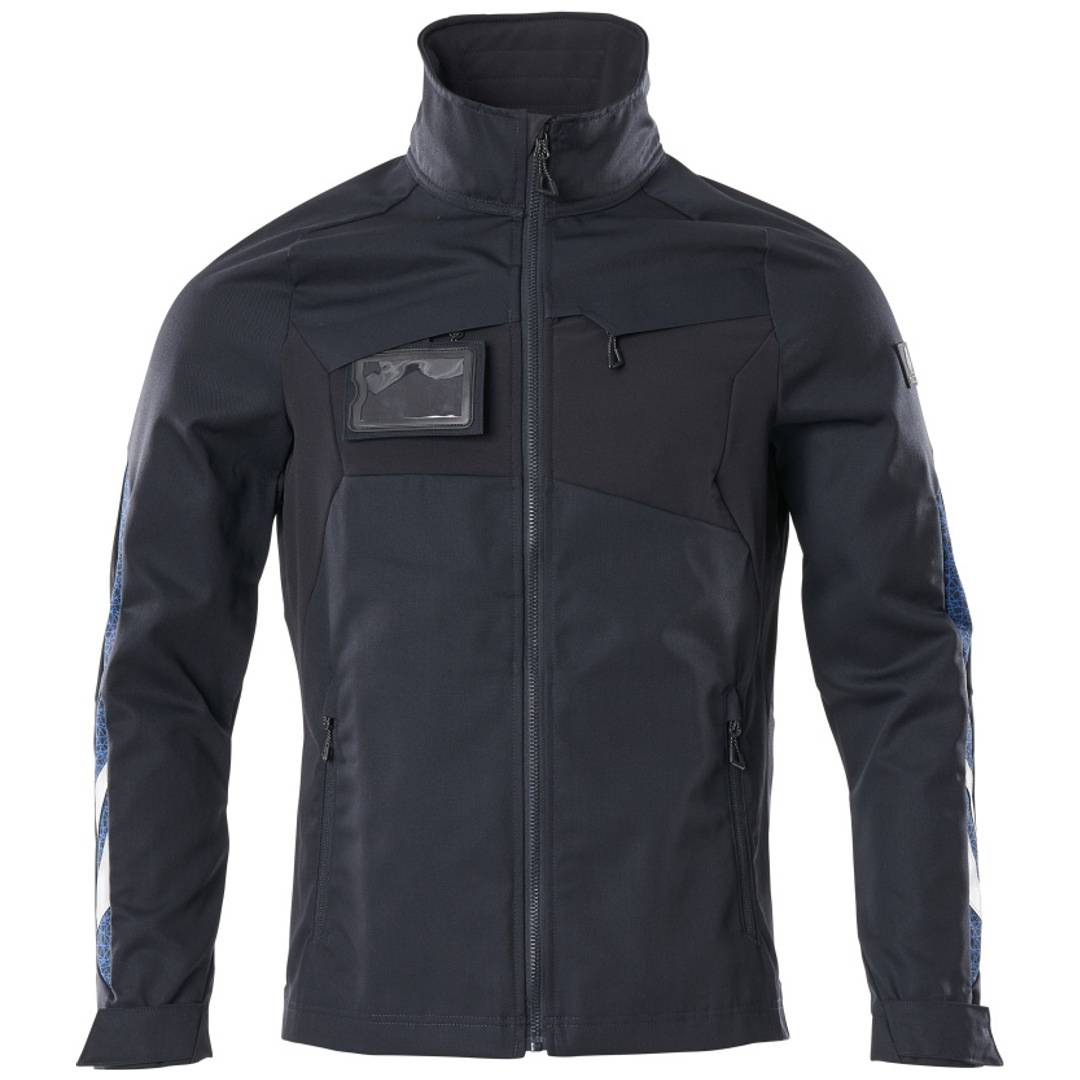 Schwarze Reißverschluss-Softshelljacke mit hohem Kragen, Brusttaschen und langen Ärmeln auf weißem Hintergrund.