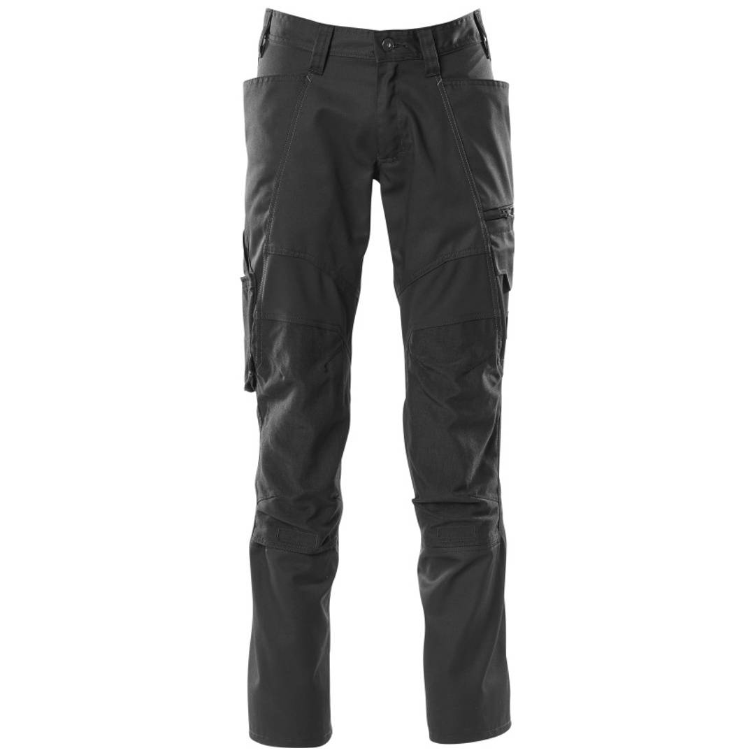 Schwarze Cargohose in Vorderansicht auf weißem Hintergrund, mit mehreren Taschen und schmalem, geradem Beinschnitt.
