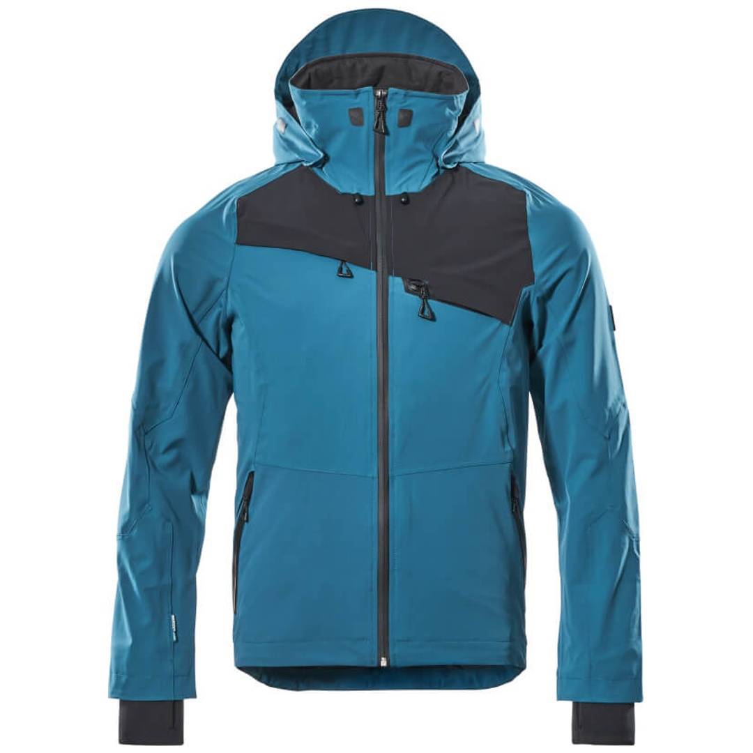 Blauer kapuzenartiger wasserdichter Anorak mit schwarzen Schulterpanelen, Frontreißverschluss und Reißverschlusstaschen auf weißem Hintergrund.