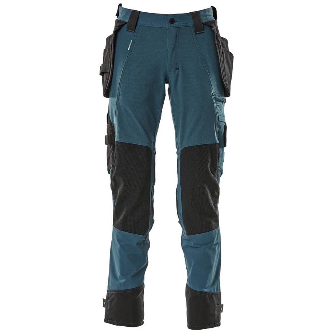 Blaue und schwarze Arbeitshosen mit verstärkten Knien und mehreren Nutzungstaschen, Vorderansicht auf weißem Hintergrund.