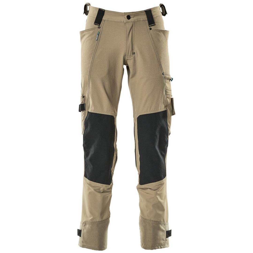 Beige- und schwarze Cargohosen im Stil mit verstärkten Knien, mehreren Taschen und verstellbaren Taillengurten auf weißem Hintergrund.