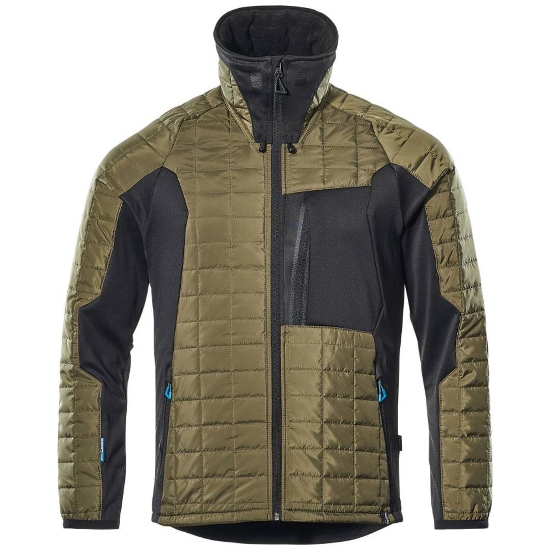 Oliven- und schwarze isolierte Reißverschluss-Jacke mit hohem Kragen und gesteppten Paneelen, Vorderansicht auf weißem Hintergrund.