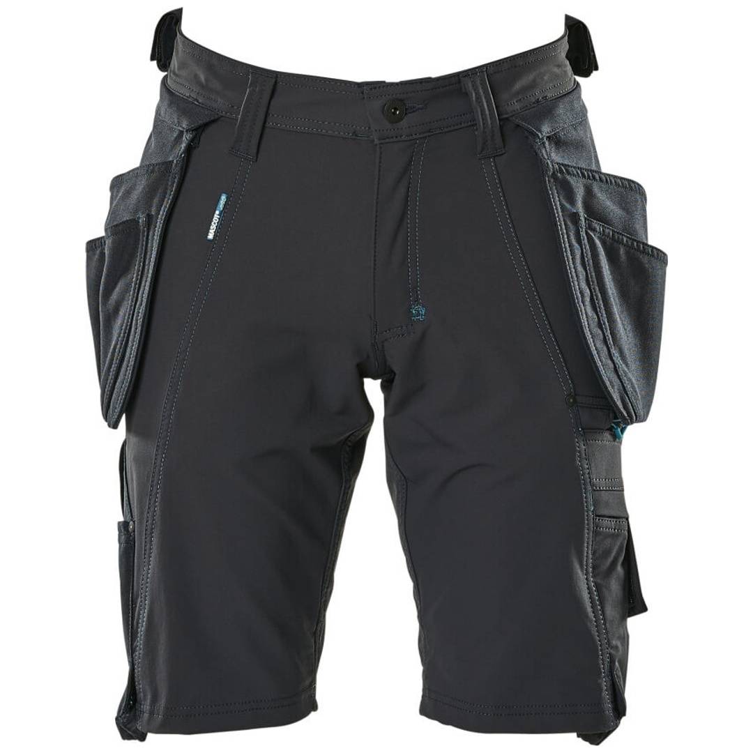 Schwarze Arbeitshorts mit mehreren seitlichen Cargotaschen, Vorderansicht auf weißem Hintergrund.