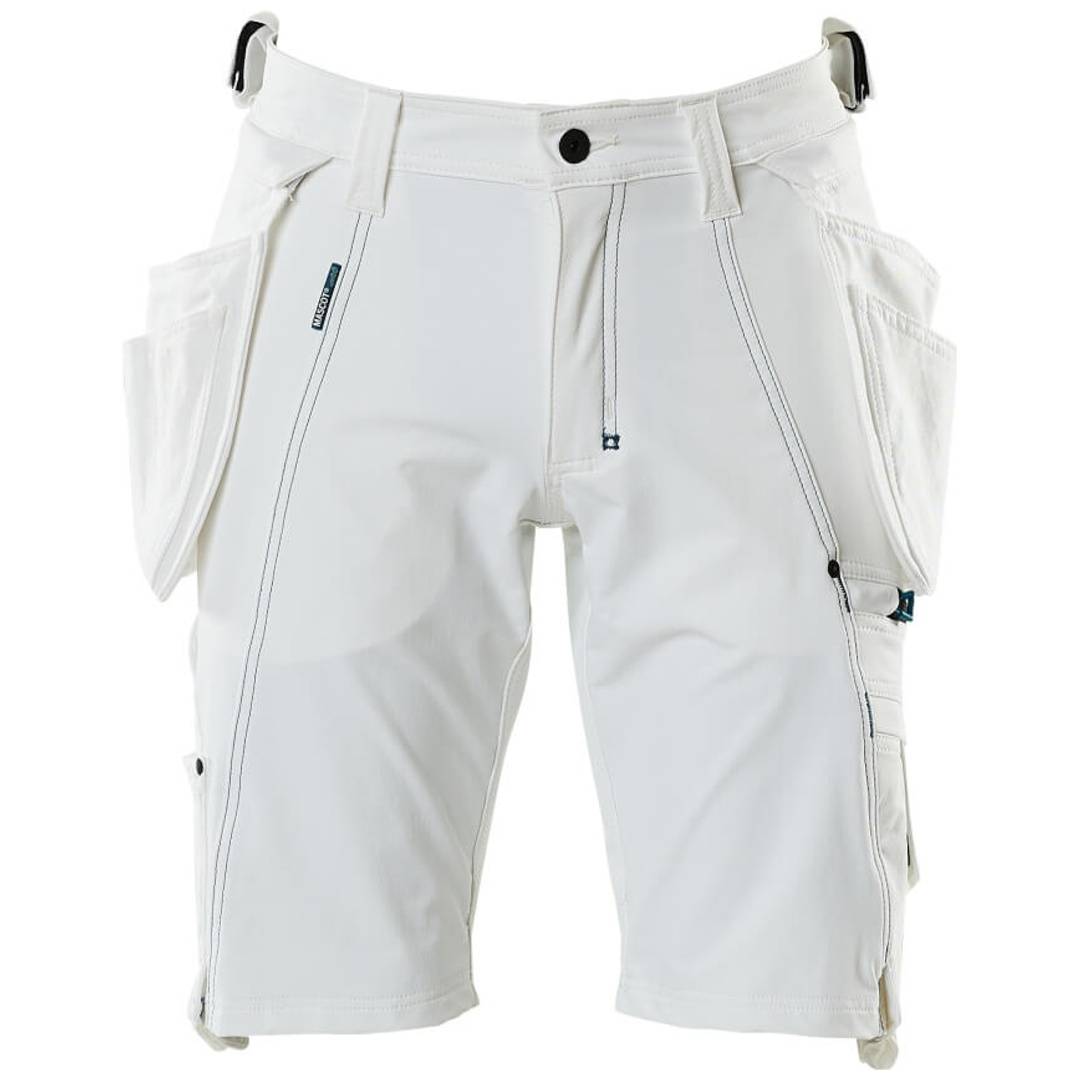 Weiße Outdoor-Cargo-Shorts mit mehreren Taschen und einem schwarzen Knopf, Vorderansicht auf weißem Hintergrund.