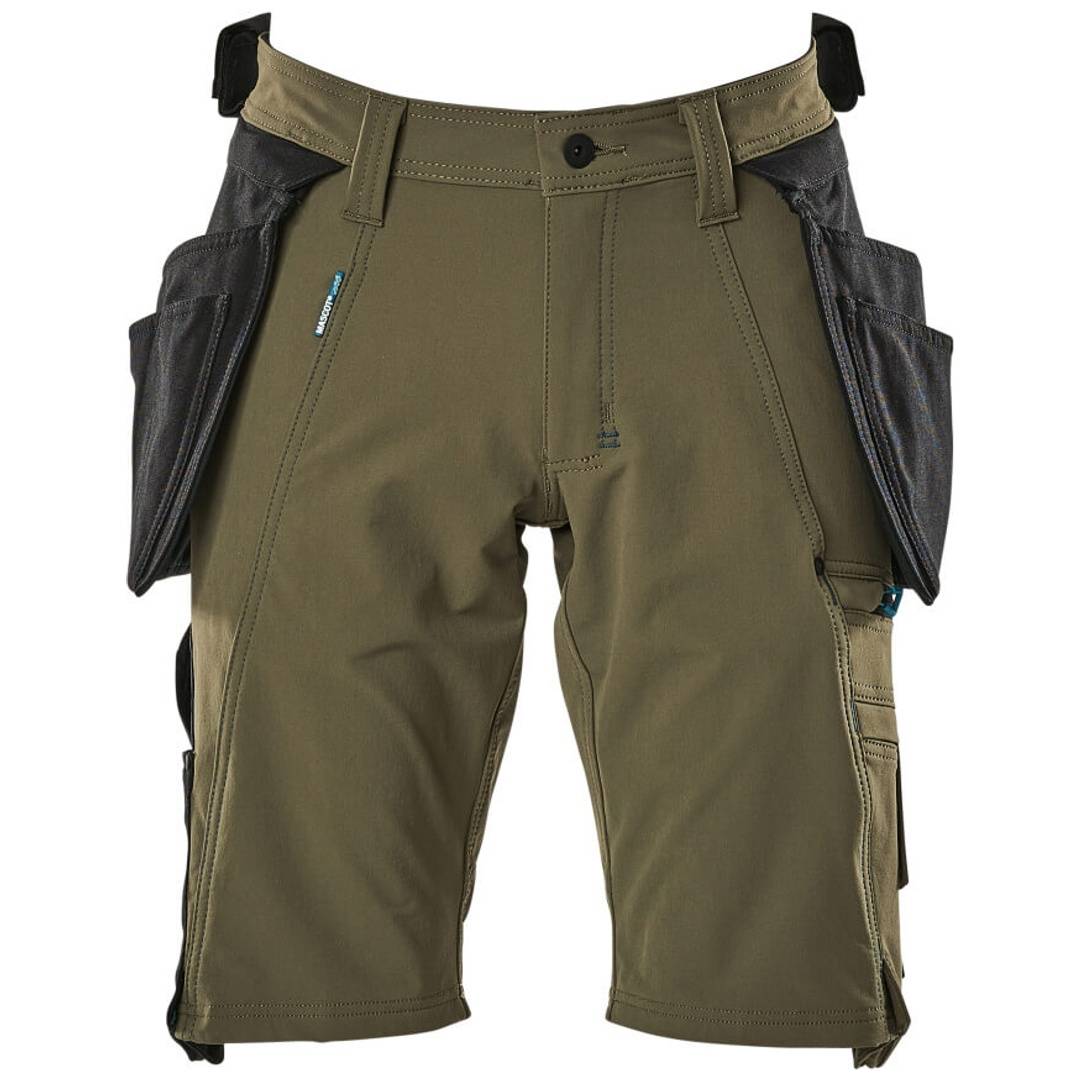 Olivgrüne Herren-Cargoshorts mit mehreren Seitentaschen und schwarzen verstärkten Paneelen, auf weißem Hintergrund gezeigt.