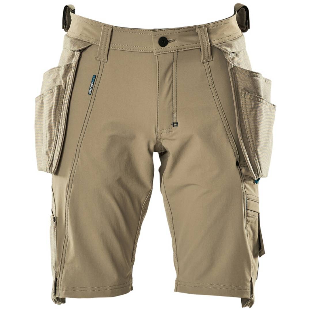 Beige Cargo-Shorts mit großen Seitentaschen, Vorderansicht auf weißem Hintergrund.