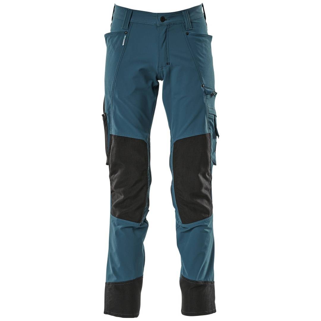 Blau und schwarze Arbeitslatzhosen mit verstärkten Kniepolstern und mehreren Taschen, Vorderansicht auf weißem Hintergrund.