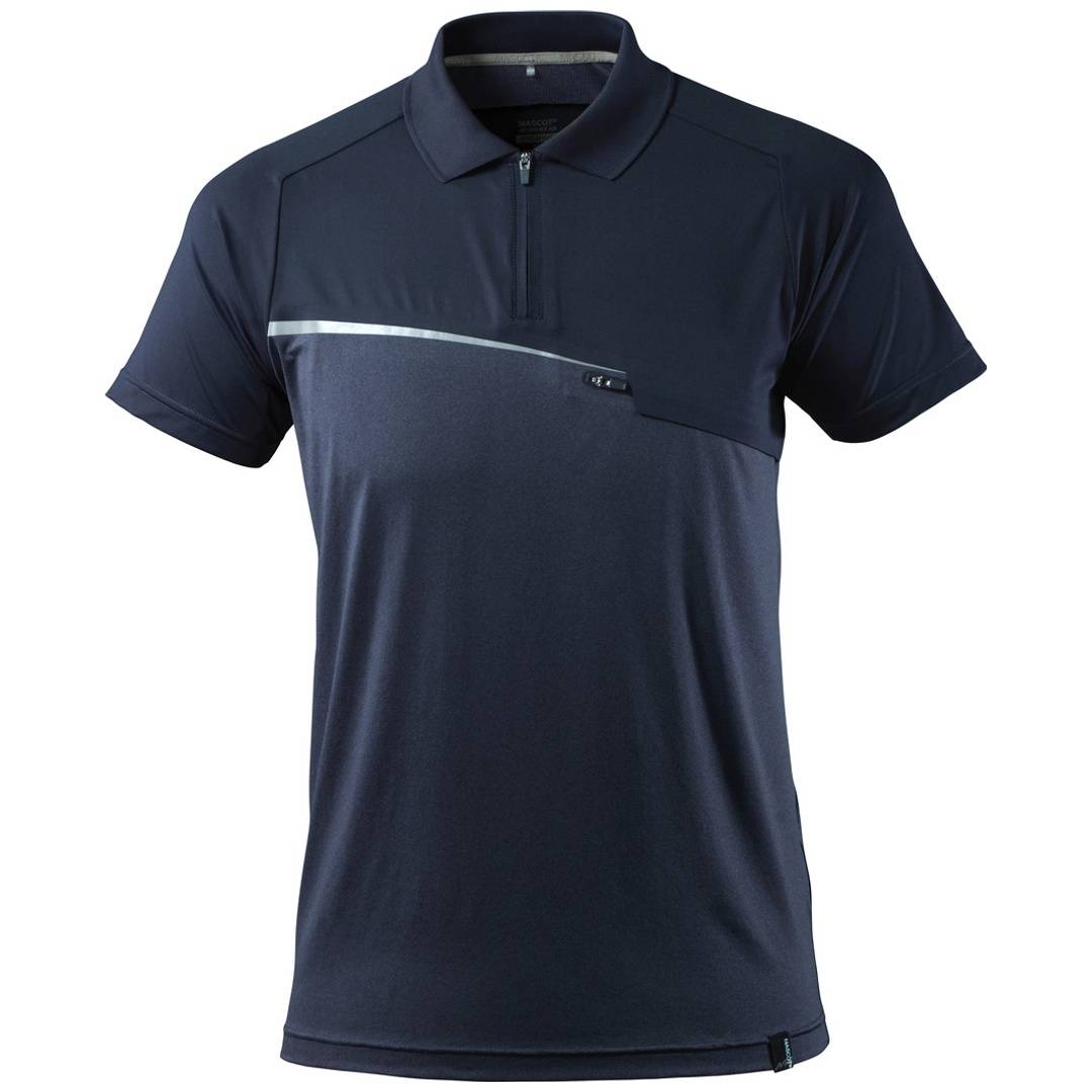 Marineblaues Poloshirt mit kurzen Ärmeln, Reißverschlusshalskragen und diagonalem Bruststreifen auf einfach weißem Hintergrund.