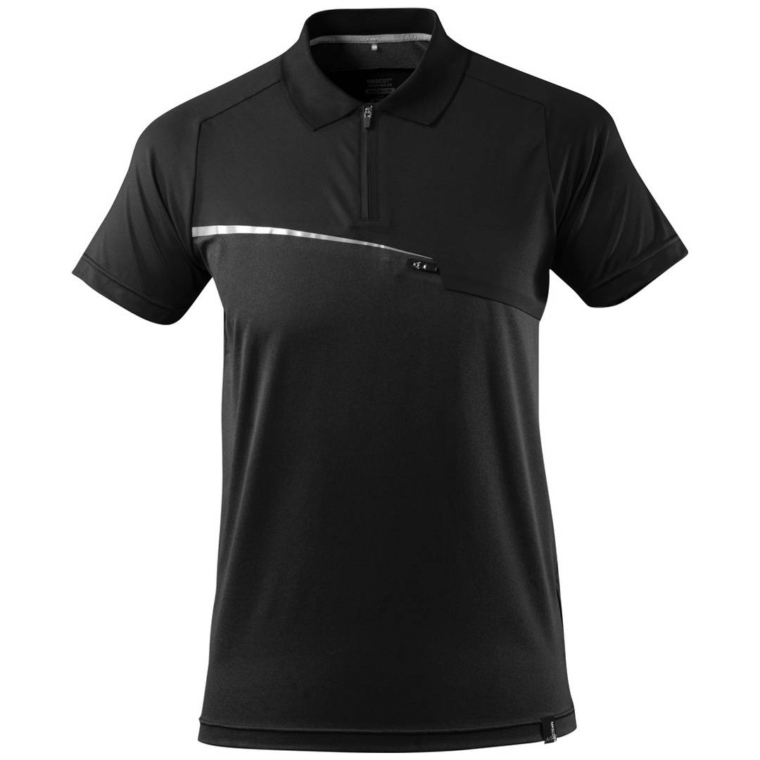 Schwarzes Poloshirt mit kurzen Ärmeln, mit Reißverschluss-Kragen und einem gebogenen reflektierenden Streifen über der Brust.