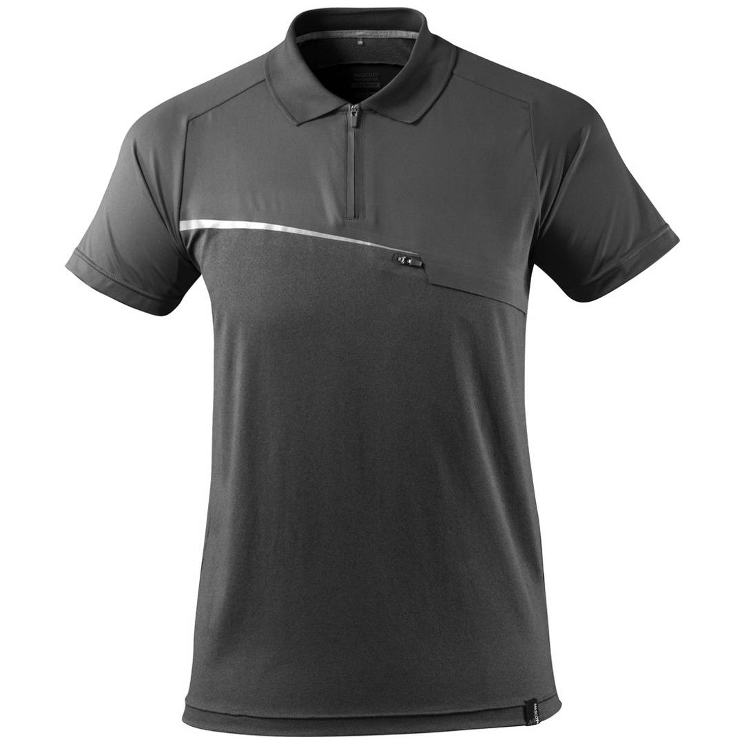 Dunkelgraues Poloshirt mit kurzen Ärmeln, Reißverschlussausschnitt, diagonalem weißem Akzentstreifen und kleinem Brusttaschendetail auf einfarbigem Hintergrund.
