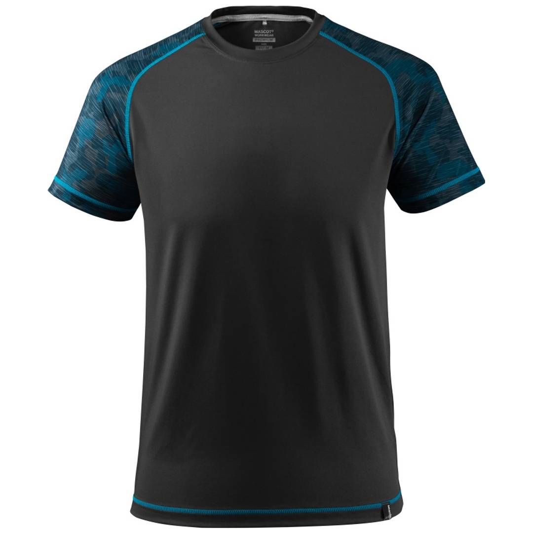 Schwarzes athletisches T-Shirt mit kurzen Ärmeln, blaue Schultern und Ärmelbündchen mit Muster, Vorderansicht auf weißem Hintergrund.