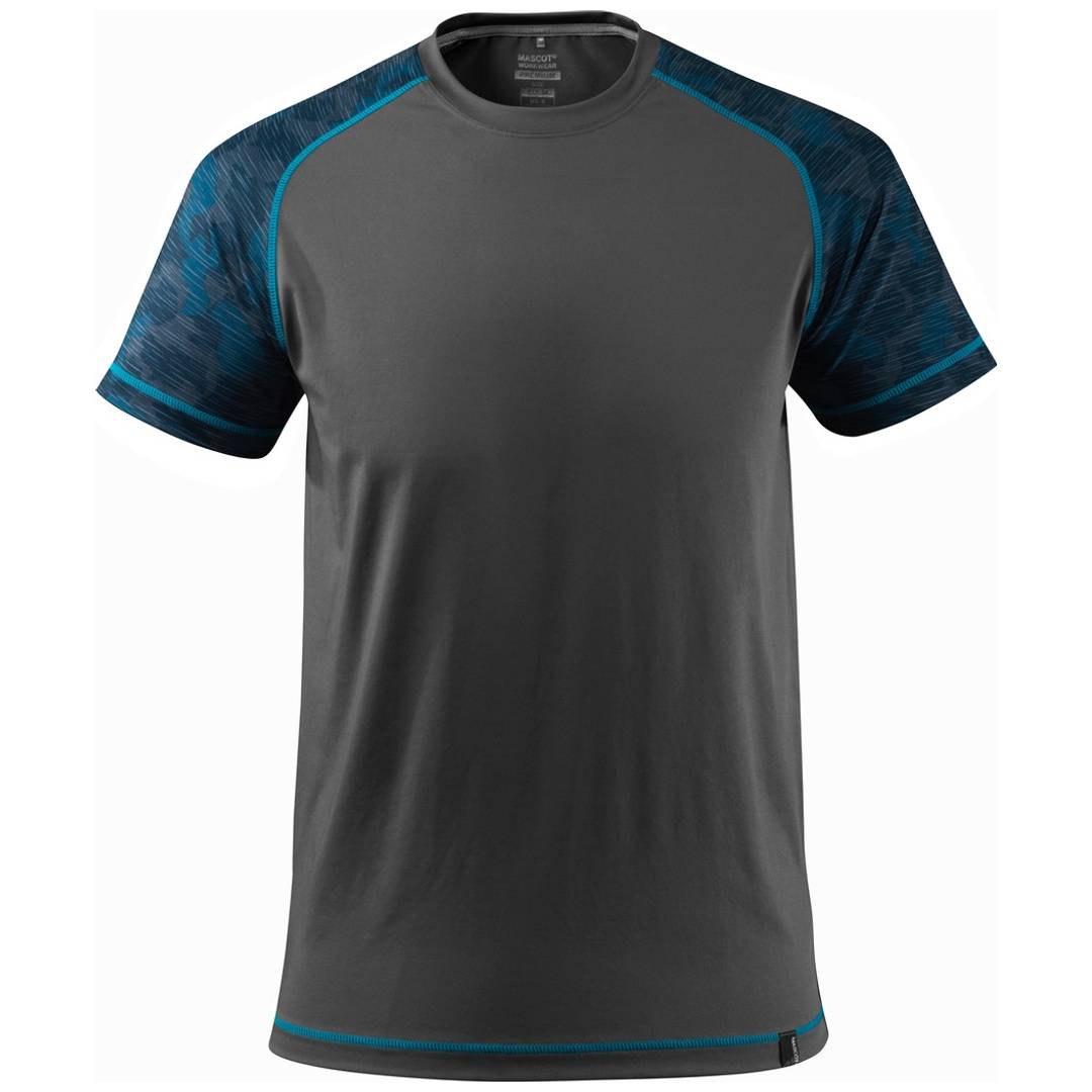Dunkelgraues athletisches T-Shirt mit Kurzarm, blau gemusterte Schultern und Ärmelbündchen, frontal auf weißem Hintergrund gezeigt.