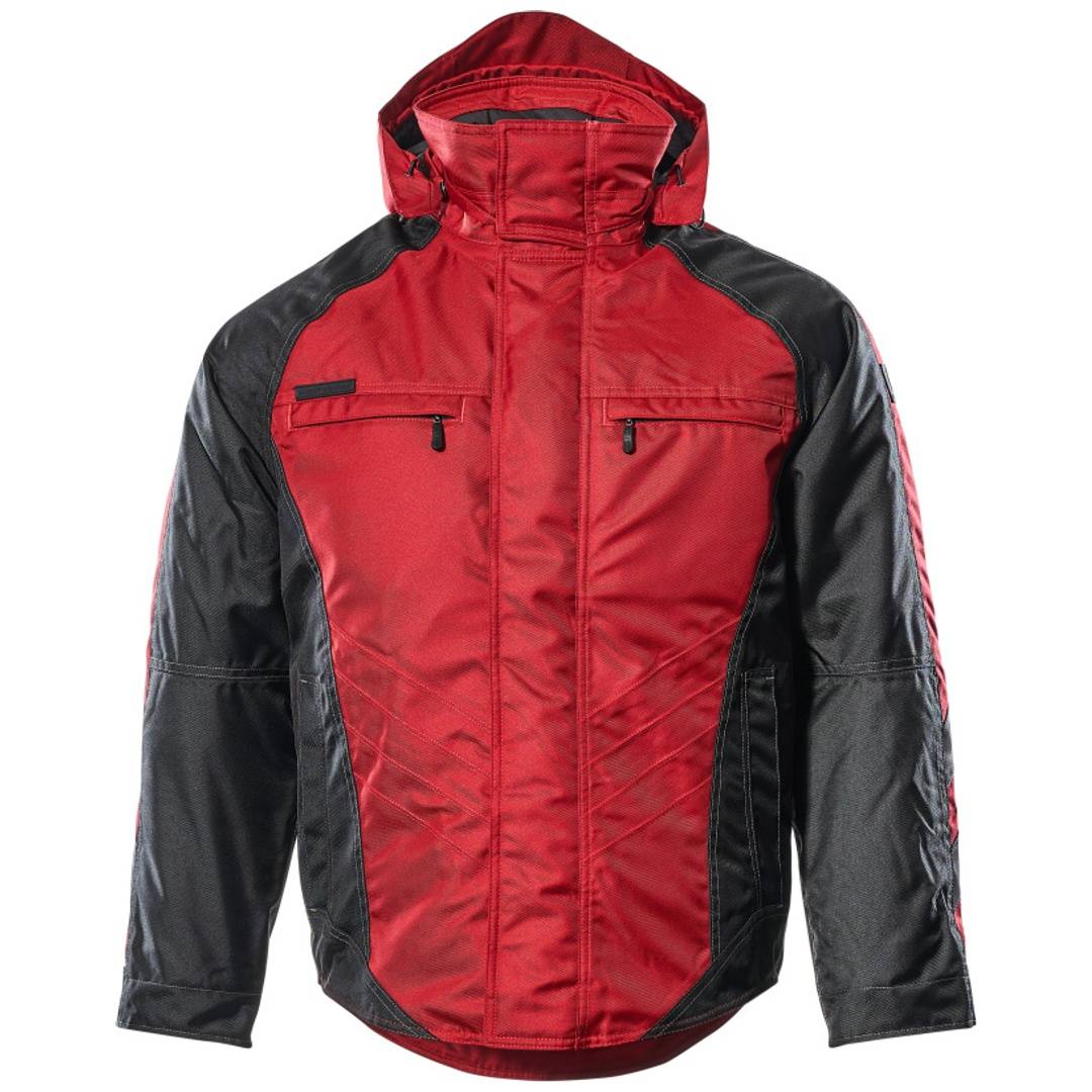 Rote und schwarze Kapuzenjacke mit Reißverschluss vorne, Brusttaschen und langen Ärmeln auf einfachem Hintergrund.