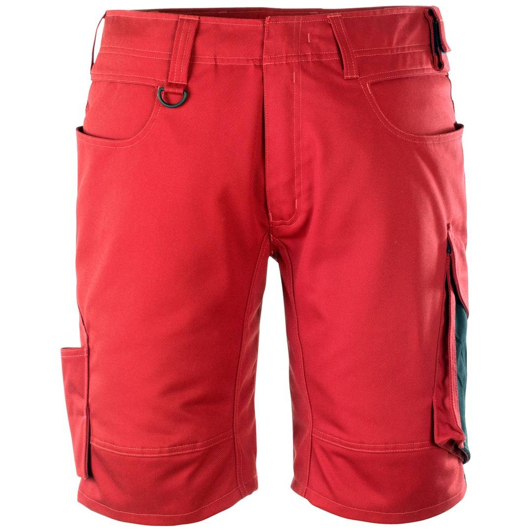Rote knielange Arbeitshorts mit mehreren Taschen und einer Reißverschlusstasche an der Seite auf weißem Hintergrund