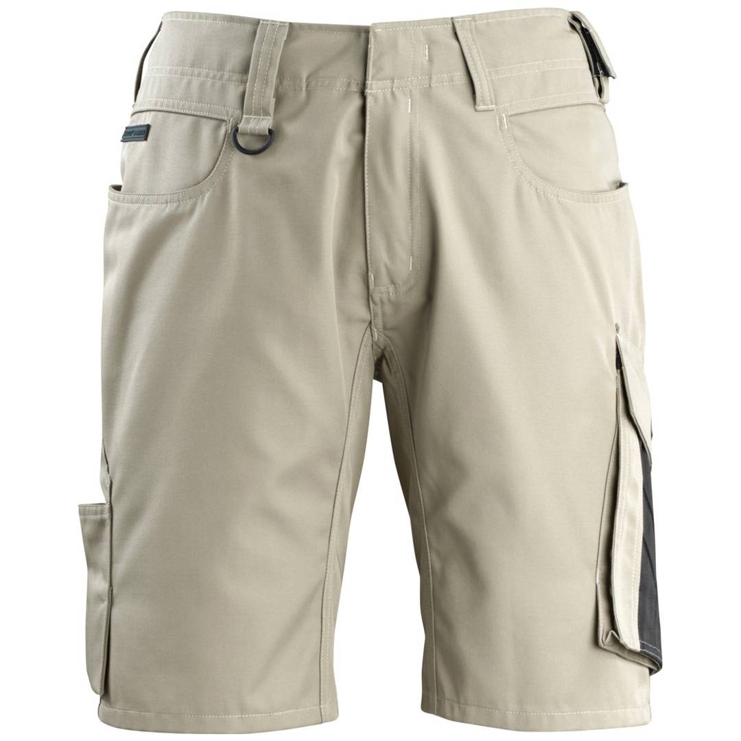 Beige Cargoshorts mit mehreren Taschen, seitlicher Reißverschlusstasche und schwarzem Rand, Vorderansicht auf weißem Hintergrund.