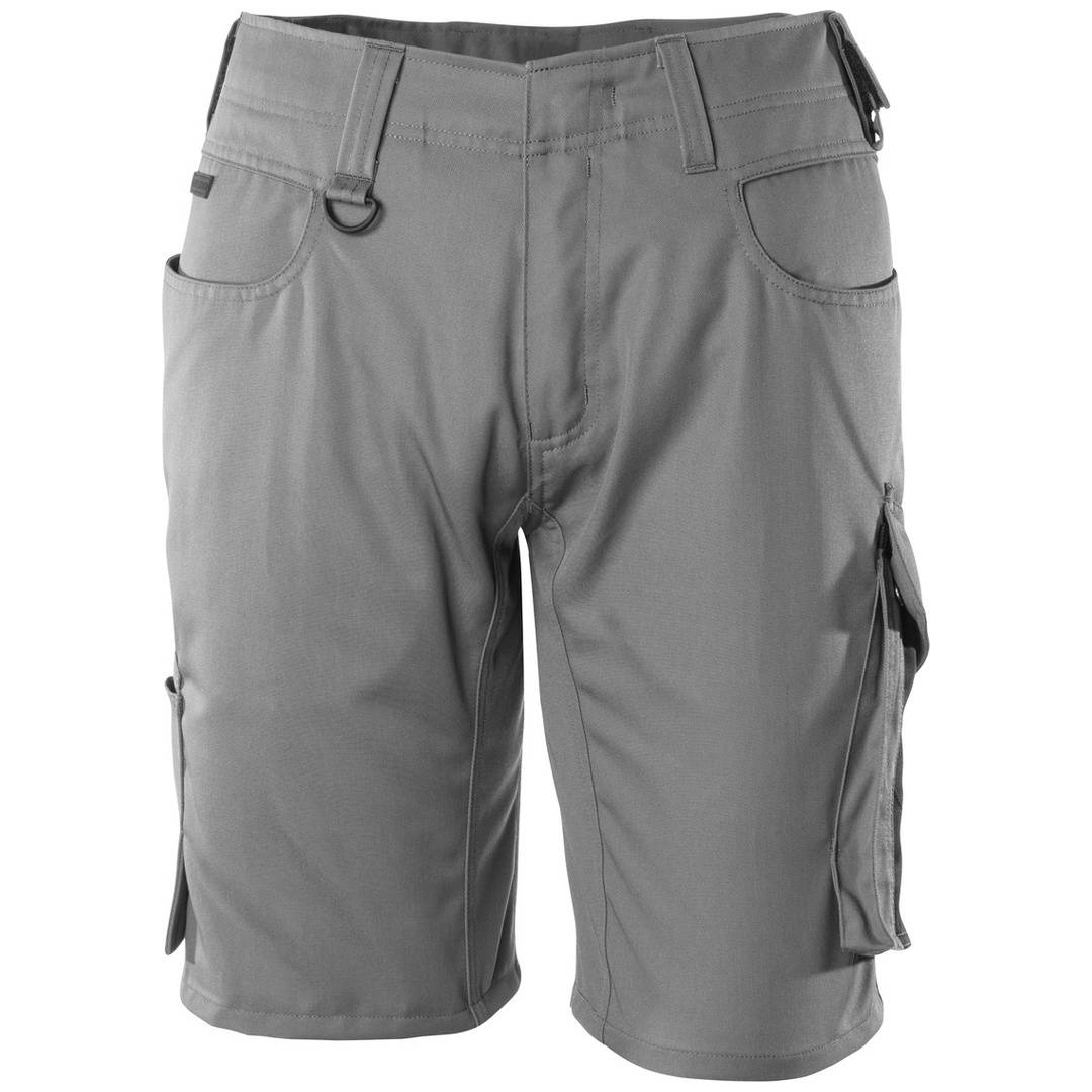 Graue Cargo-Shorts mit Gürtelschlaufen, vorderen Taschen und seitlichen Utility-Taschen auf weißem Hintergrund.