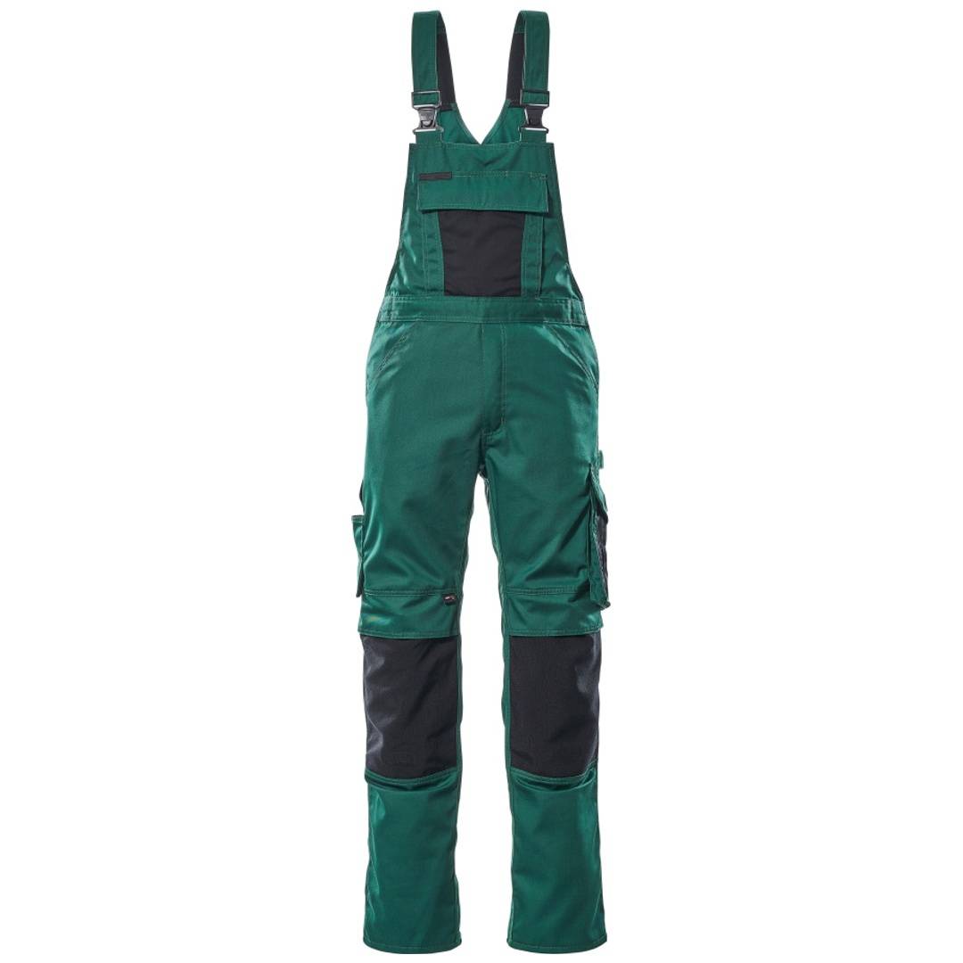 Grüne und schwarze wasserdichte Latzhose mit Schultergurten, Vordertasche und verstärkten Kniepartien auf weißem Hintergrund.