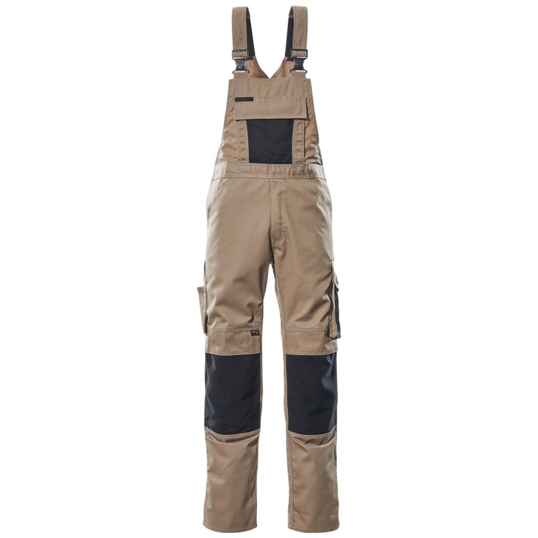 Beige Latzoverall mit schwarzen Kniepanelen und Brusttasche, frontal auf weißem Hintergrund dargestellt.