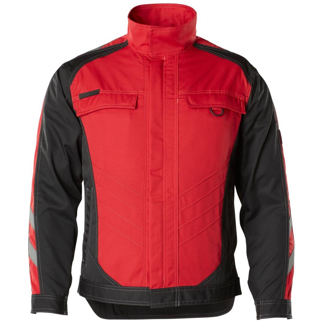 Rote und schwarze Arbeitsjacke mit Reißverschluss, hohem Kragen und Brusttaschen, Vorderansicht auf weißem Hintergrund.