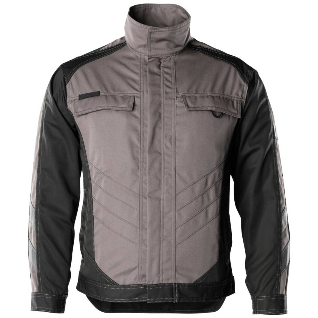 Graue und schwarze Motorradjacke mit Reißverschluss vorne, hohem Kragen, Brusttaschen und gepolsterten Ärmeln, Vorderansicht auf weißem Hintergrund