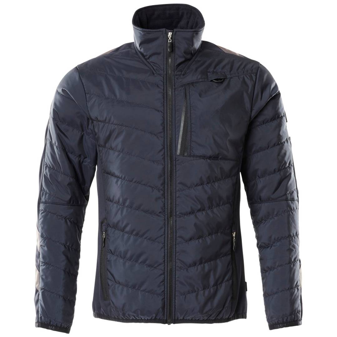 Dunkelblau gesteppte Jacke mit Reißverschluss und Stehkragen, langen Ärmeln und einer Brusttasche auf weißem Hintergrund.