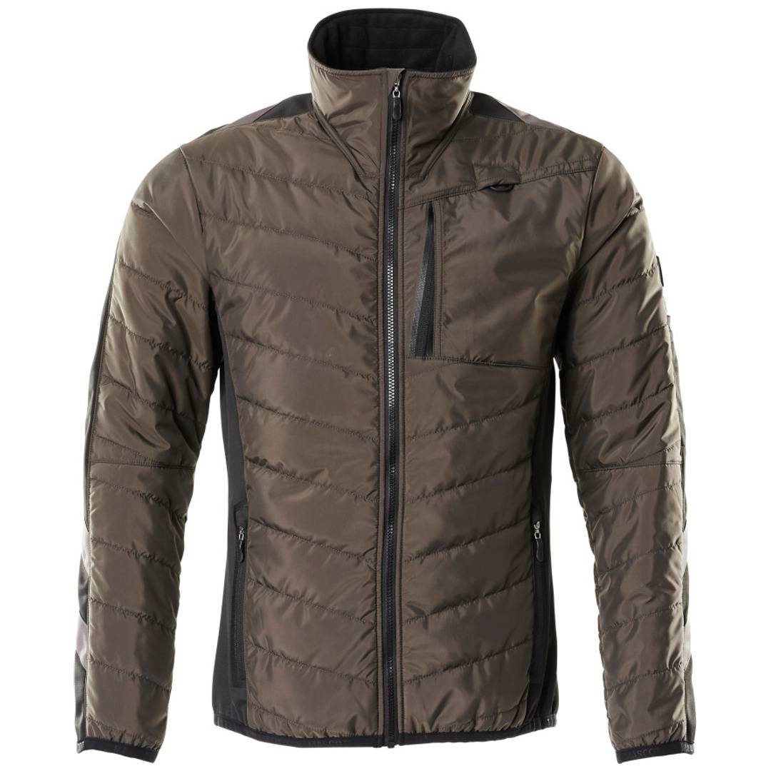 Braune gesteppte Jacke mit Reißverschluss, schwarze Seitenpaneele, Stehkragen und Brusttasche, auf weißem Hintergrund gezeigt.