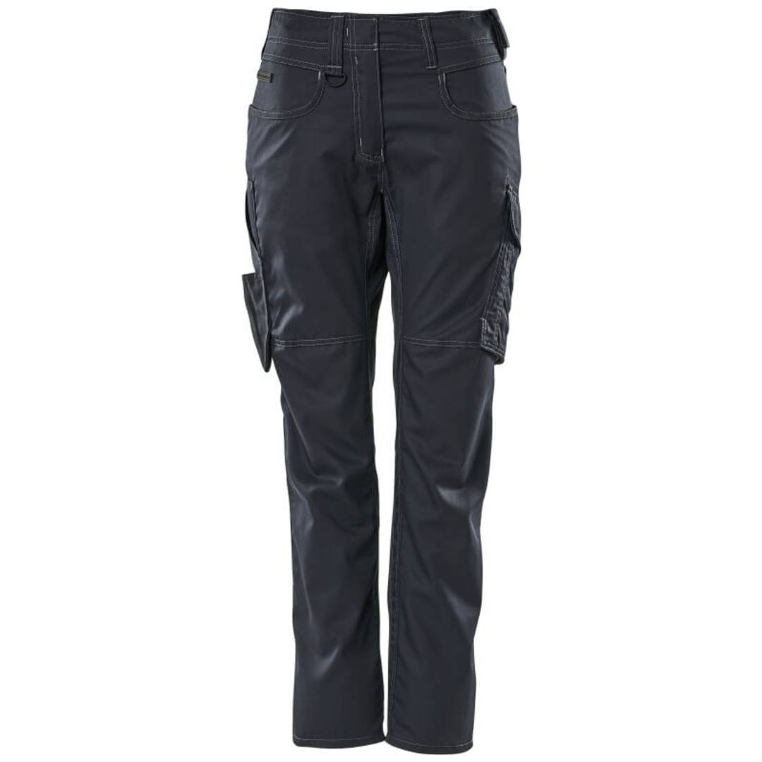 Schwarze Cargohose, Vorderansicht, mit Gürtelschlaufen, mehreren Taschen und verstärkten Nähten auf weißem Hintergrund.