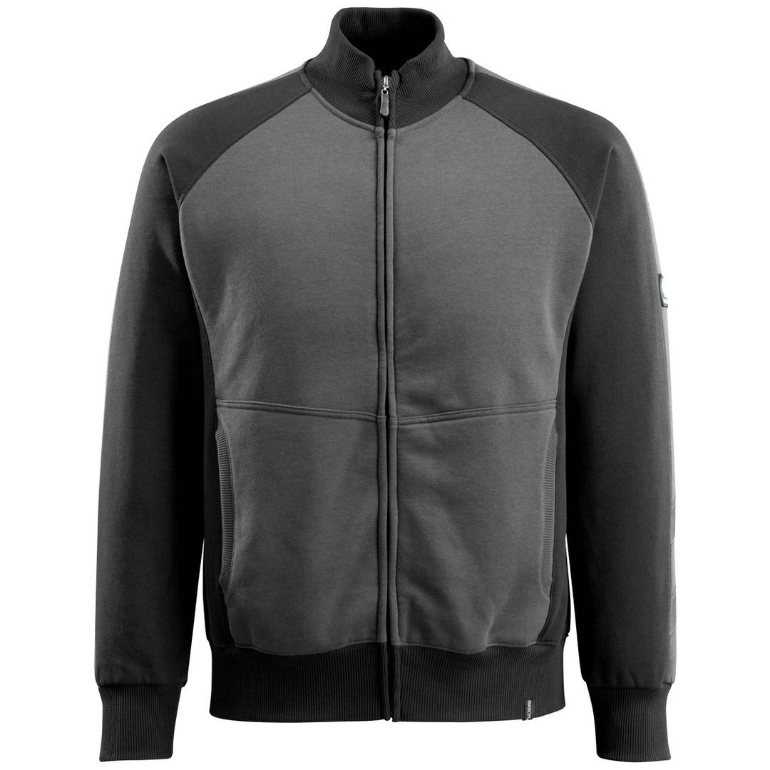 Grau-schwarze Jacke mit Reißverschluss und Stehkragen, langen Ärmeln und gerippten Manschetten und Saum, Vorderansicht auf einfarbigem Hintergrund.