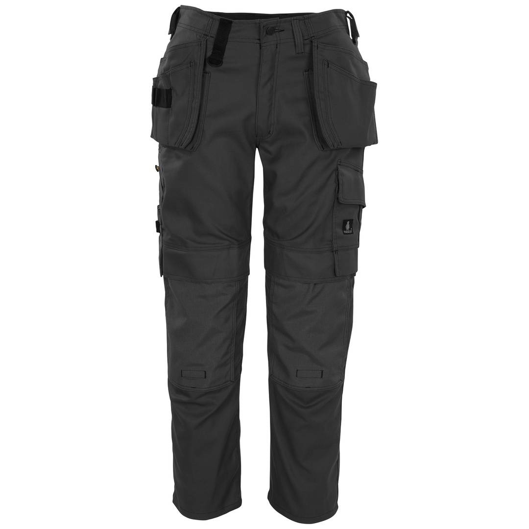 Schwarze Arbeitshose mit mehreren Taschen und verstärkten Knien, Vorderansicht vor weißem Hintergrund.