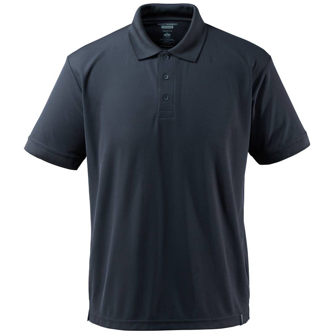 Schwarzes Poloshirt mit kurzen Ärmeln in Vorderansicht auf weißem Hintergrund.