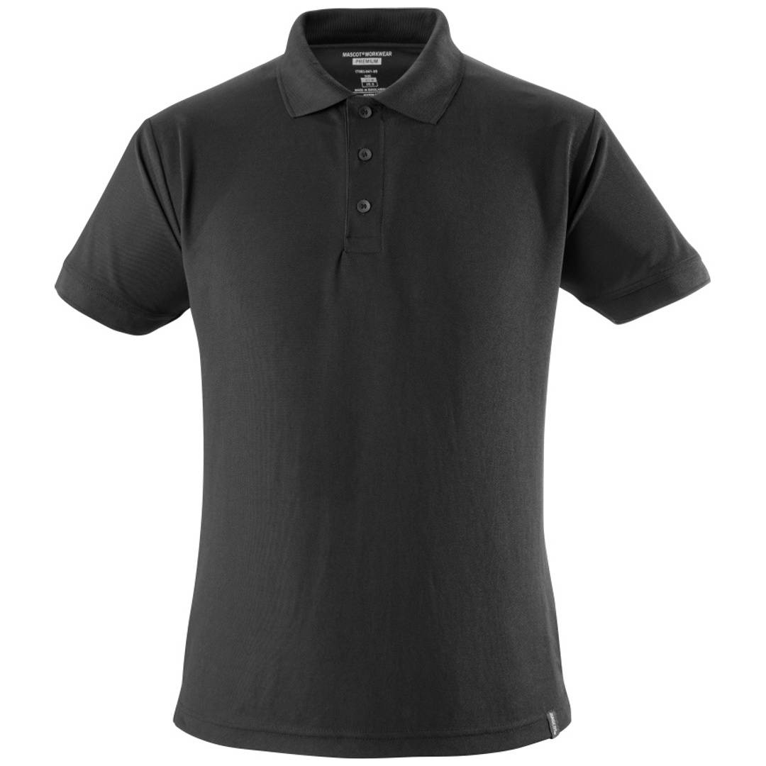 Schwarzes Poloshirt mit kurzen Ärmeln, Vorderansicht auf weißem Hintergrund.