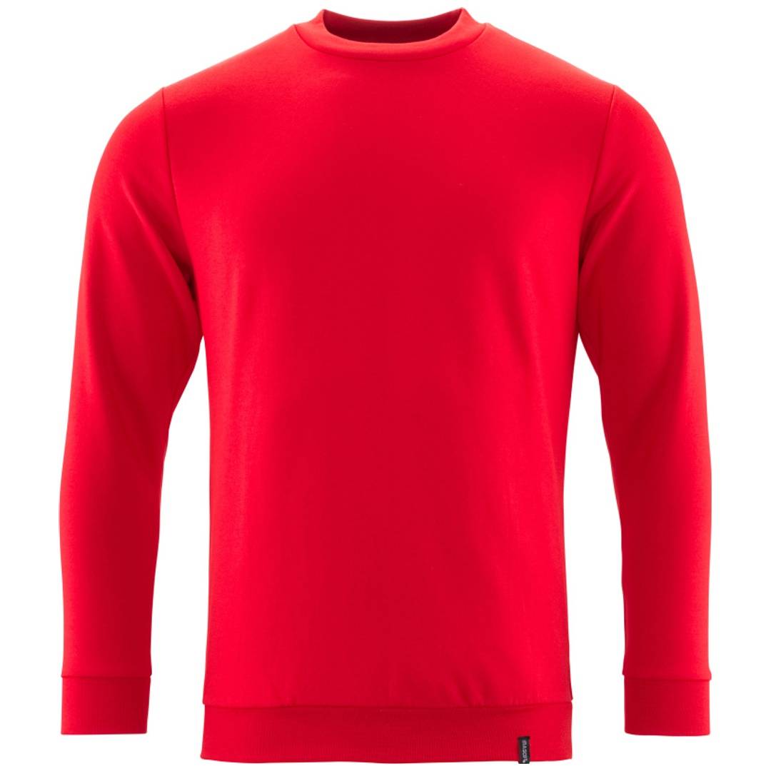 Einfaches rotes Langarm-Rundhals-T-Shirt auf weißem Hintergrund.