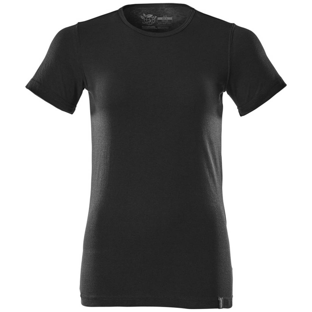 Schwarzes kurzärmliges Crewneck-T-Shirt, Vorderansicht auf einfachem weißem Hintergrund.